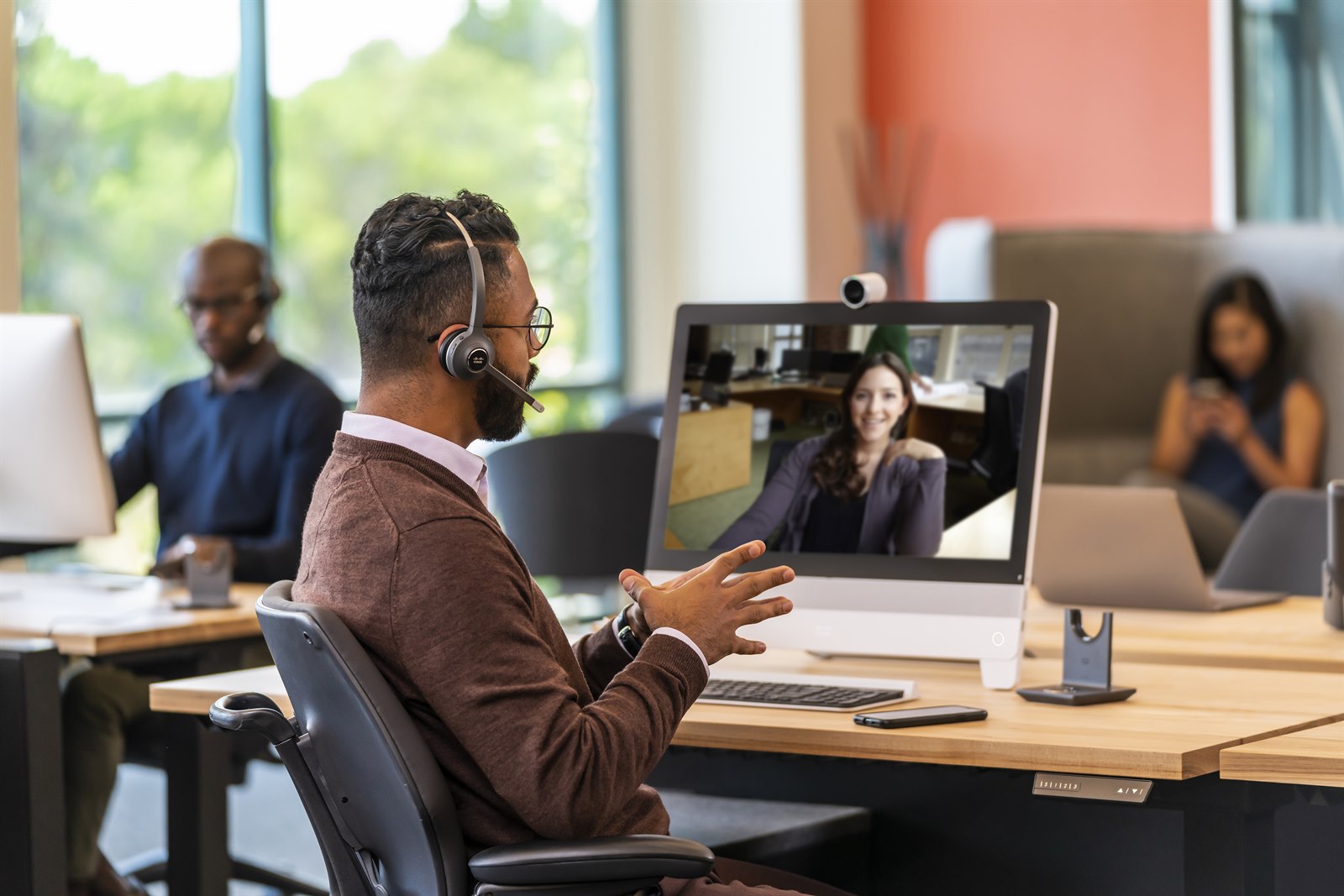 Placetel Berater im Büro mit Webex-Gespräch